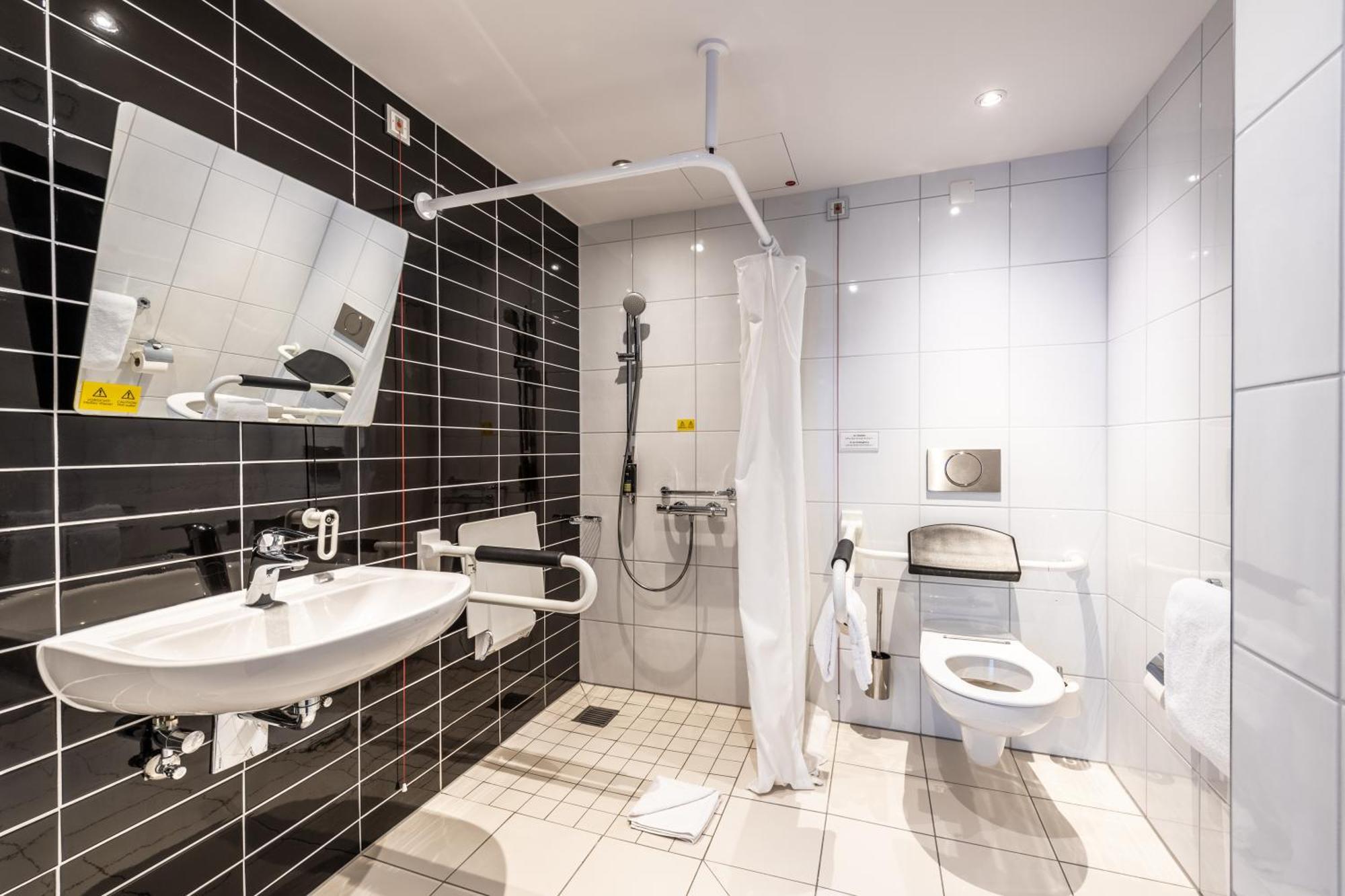 Premier Inn Duesseldorf City Centre Экстерьер фото